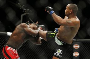 actumma-Daniel_Cormier_lands_a_kick_on_Anthony_Johnson_on_his_way_to_vic-a-5_1432454608750