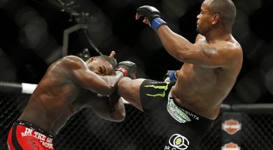 actumma-Daniel_Cormier_lands_a_kick_on_Anthony_Johnson_on_his_way_to_vic-a-5_1432454608750