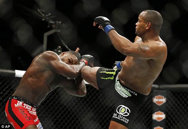 actumma-Daniel_Cormier_lands_a_kick_on_Anthony_Johnson_on_his_way_to_vic-a-5_1432454608750