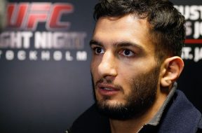 012115-UFC-mousasi-interacts-actumma