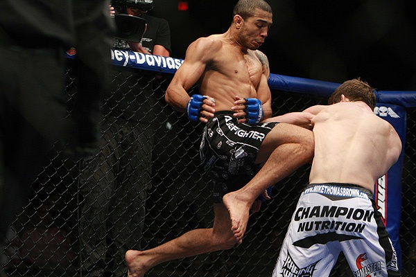 jose-aldo-flying-knee