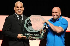 Tito-Ortiz-et-Dana-White-Trophée