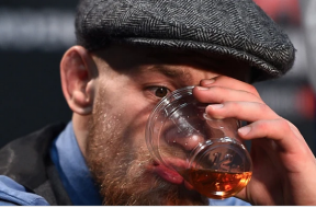 Conor-McGregor-boit-son-whisky