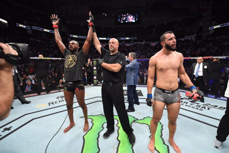 Dana White donne son vainqueur du combat Jones vs Reyes