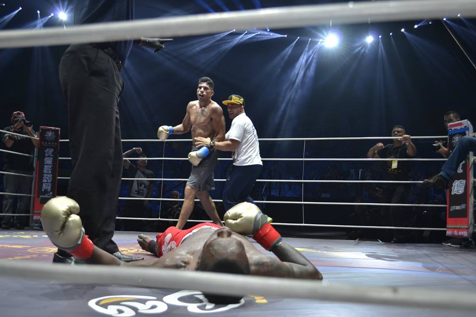 Adesany mis KO par Pereira en kickboxing