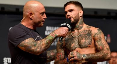 Cody-Garbrandt-au-micro-de-Joe-Rogan-post-pesée