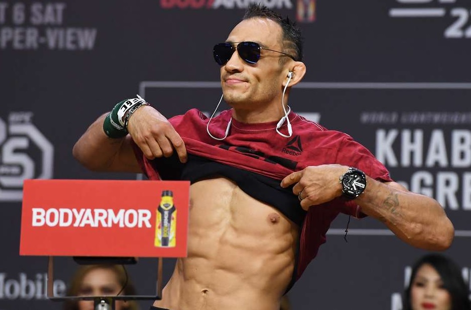 Tony Ferguson fait le poids à l'UFC 249