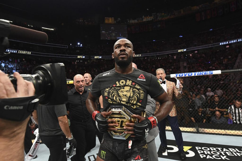 Jon Jones garde sa ceinture UFC pour le moment