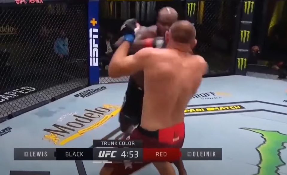 le tko de Derrick Lewis sur Aleksei Oleinik