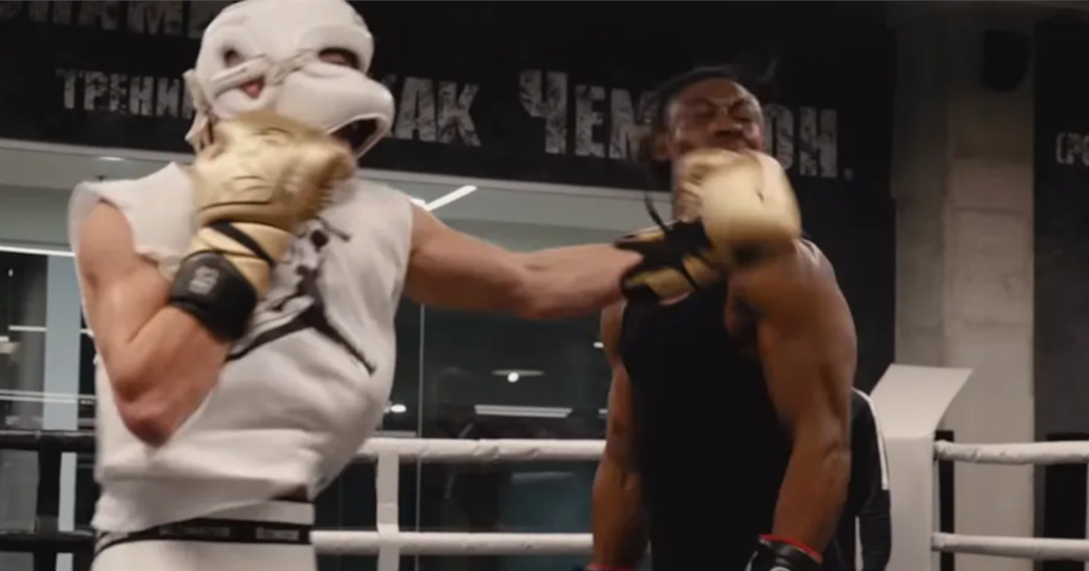 Un boxeur prend un méchant KO en baissant les gants en sparring