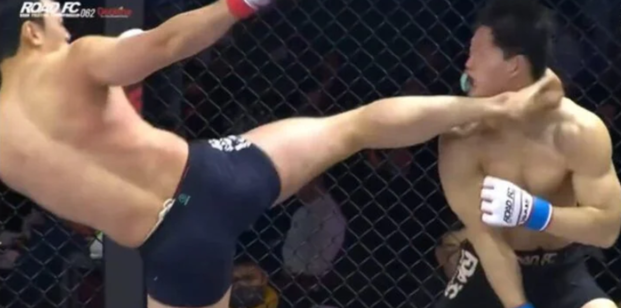 Un combattant donne un head kick