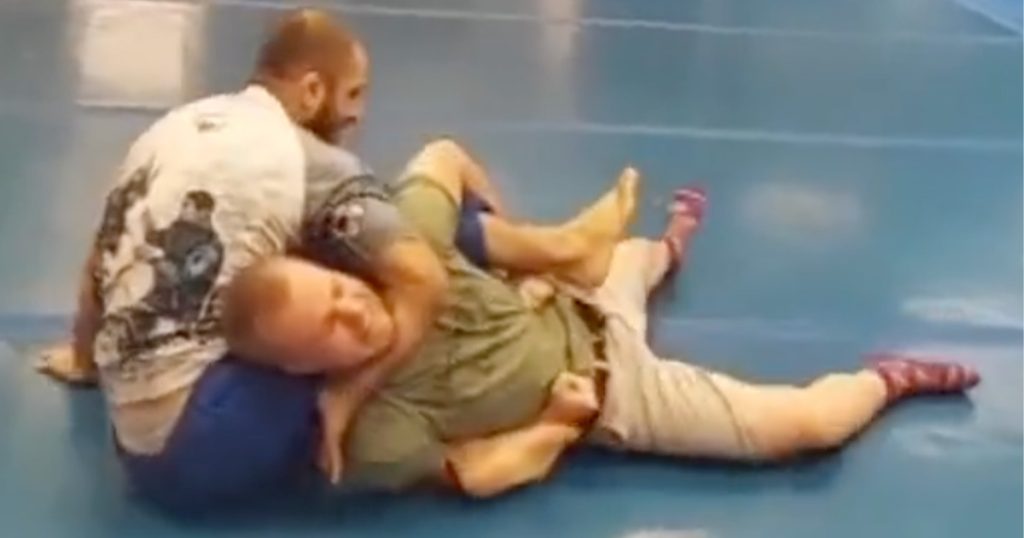 Un combattant de MMA donne une leçon à un homme non entraîné qui le défie