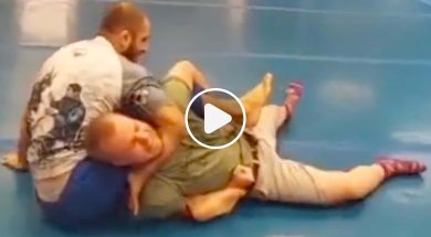 MMA-combattant-donne-une-leçon-à-un-homme-non-entraîné-vidéo