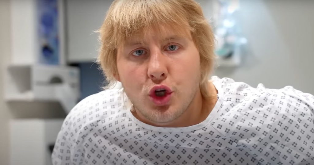 Paddy Pimblett pète un câble et insulte un combattant UFC sur son lit d'hôpital