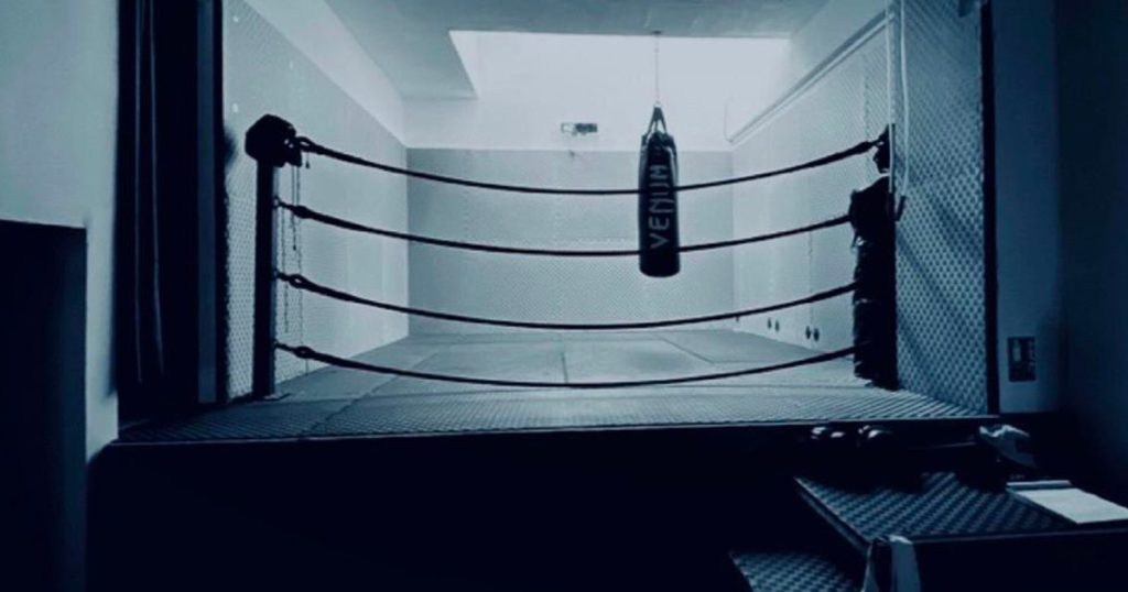 Un champion français de boxe thaï agresse quatre policiers espagnols, ils vont tous à l'hôpital