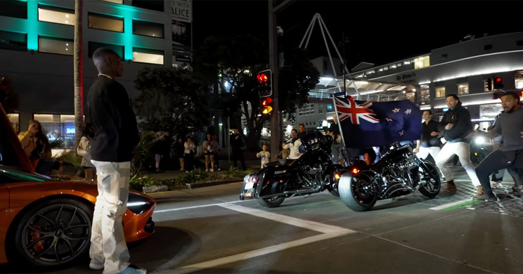 Israel Adesanya reçu en héros à Auckland, une cérémonie traditionnelle maorie bloque la circulation