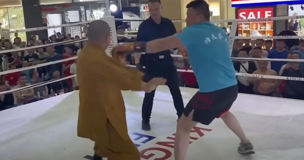 Un soi-disant maître Shaolin affronte un combattant de MMA en boxe, il se fait dérouiller