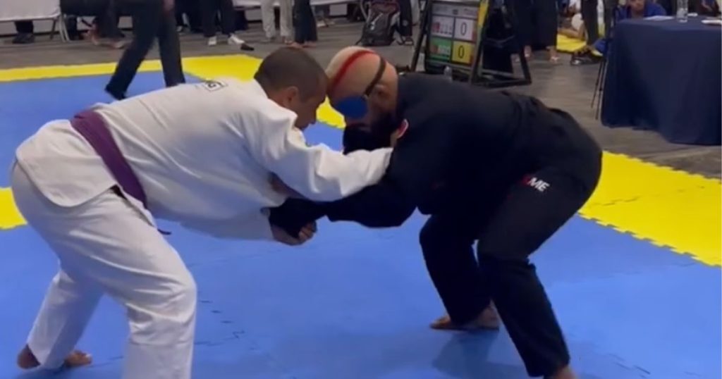 El ex campeón de UFC Deiveson Figueiredo se enfrenta a un hombre con los ojos vendados y una discapacidad visual