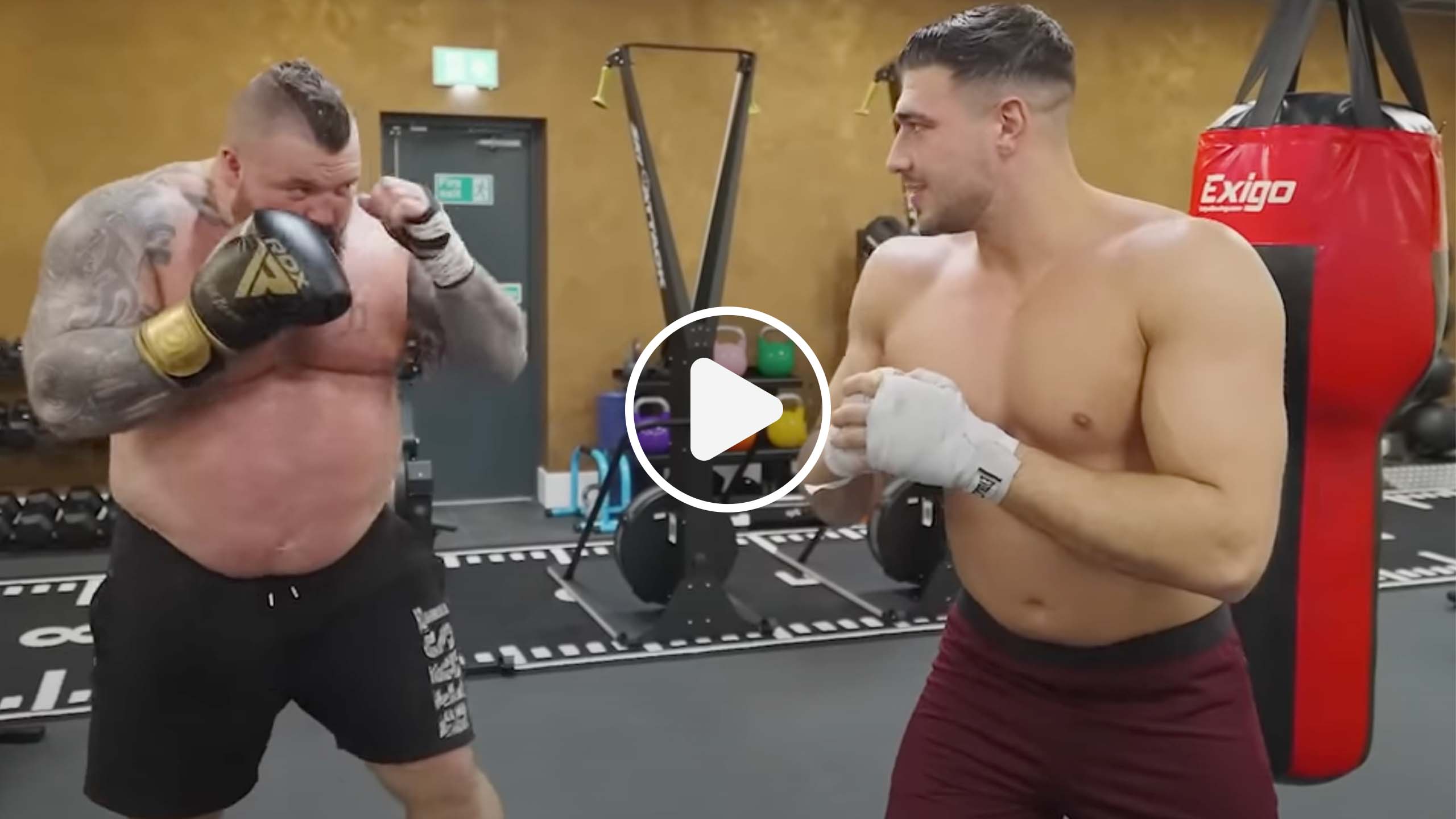 Tommy Fury a pris 25 kg depuis son combat contre Jake Paul, il tourne avec un strongman