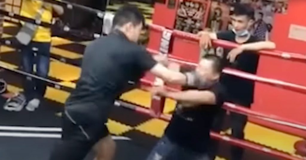 Un maître du Kung-fu affronte un boxeur débutant, il abandonne après une énorme droite