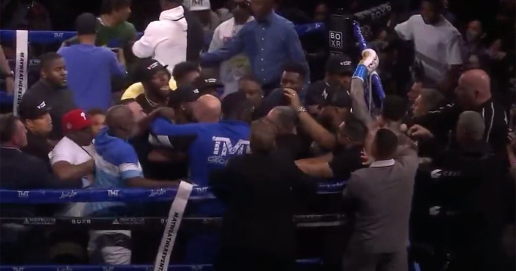 Floyd Mayweather affronte le petit-fils d'un gangster, ça dégénère en un énorme bagarre générale