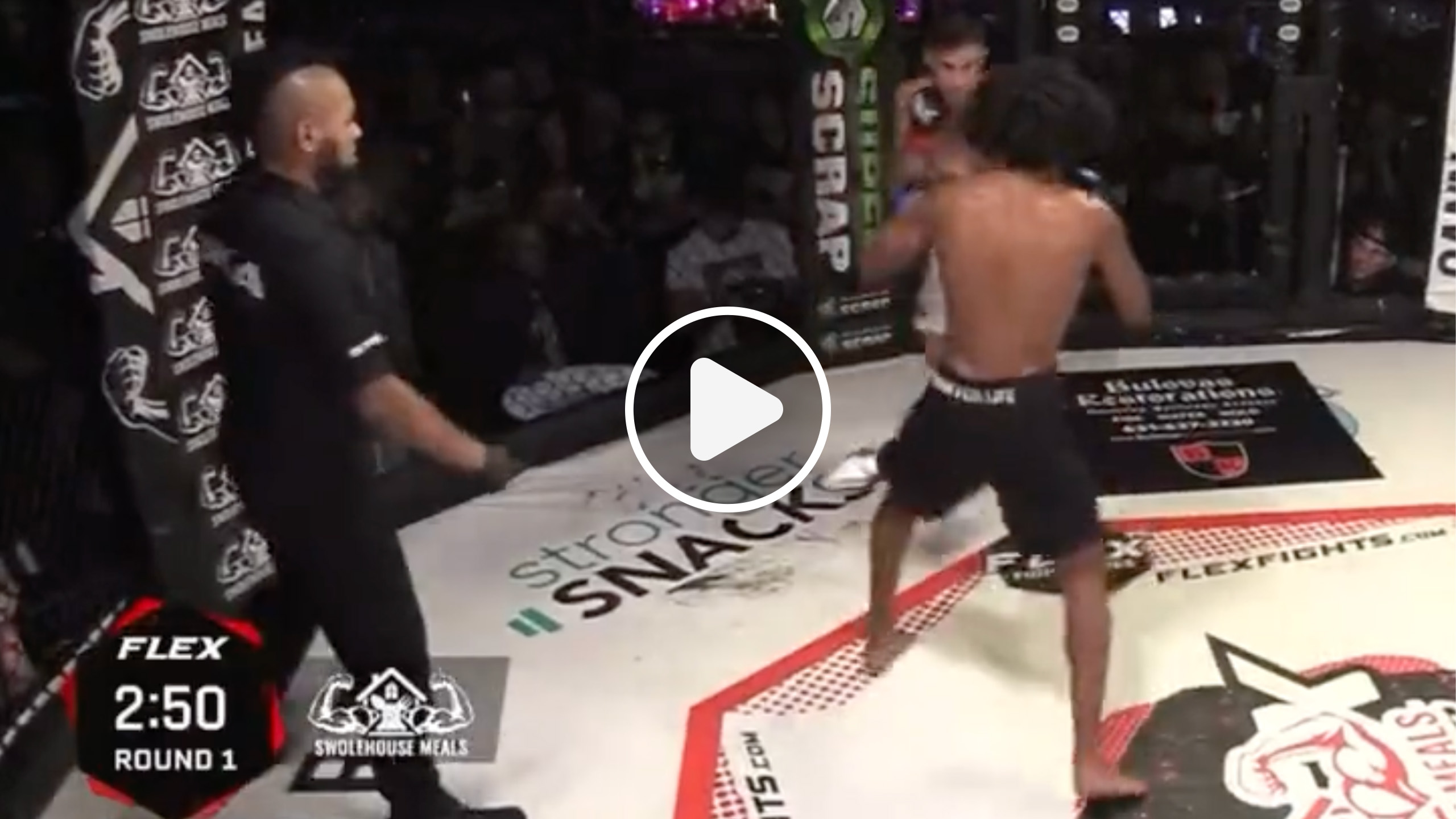 Un combattant perd sa coque en plein combat et se fait disqualifier