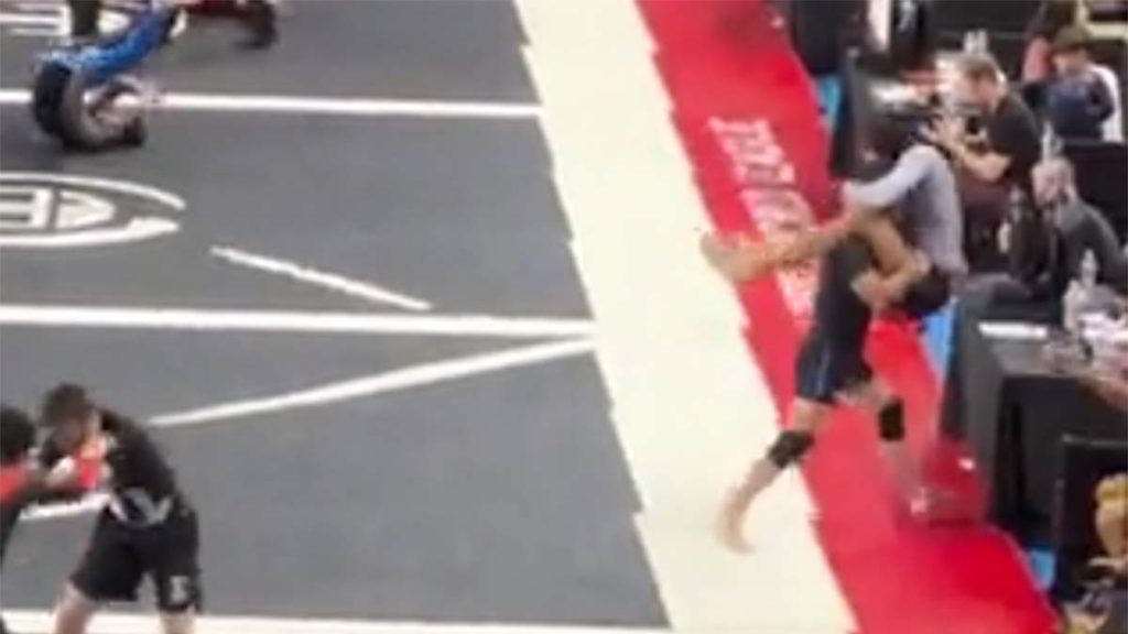 un combattant de jiu-jitsu fait un powerbomb sur son adversaire