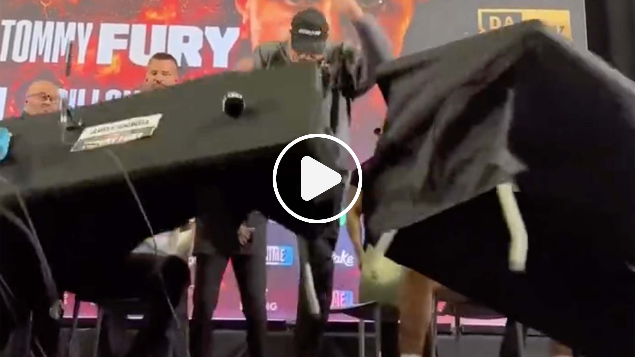 Boxe - La conférence avec Logan Paul, Dillon Danis, Tommy Fury et KSI part complètement en vrille