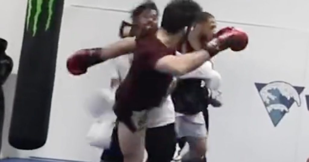 MMA - Un combattant se prend un high-kick et tombe complètement KO à l'entraînement