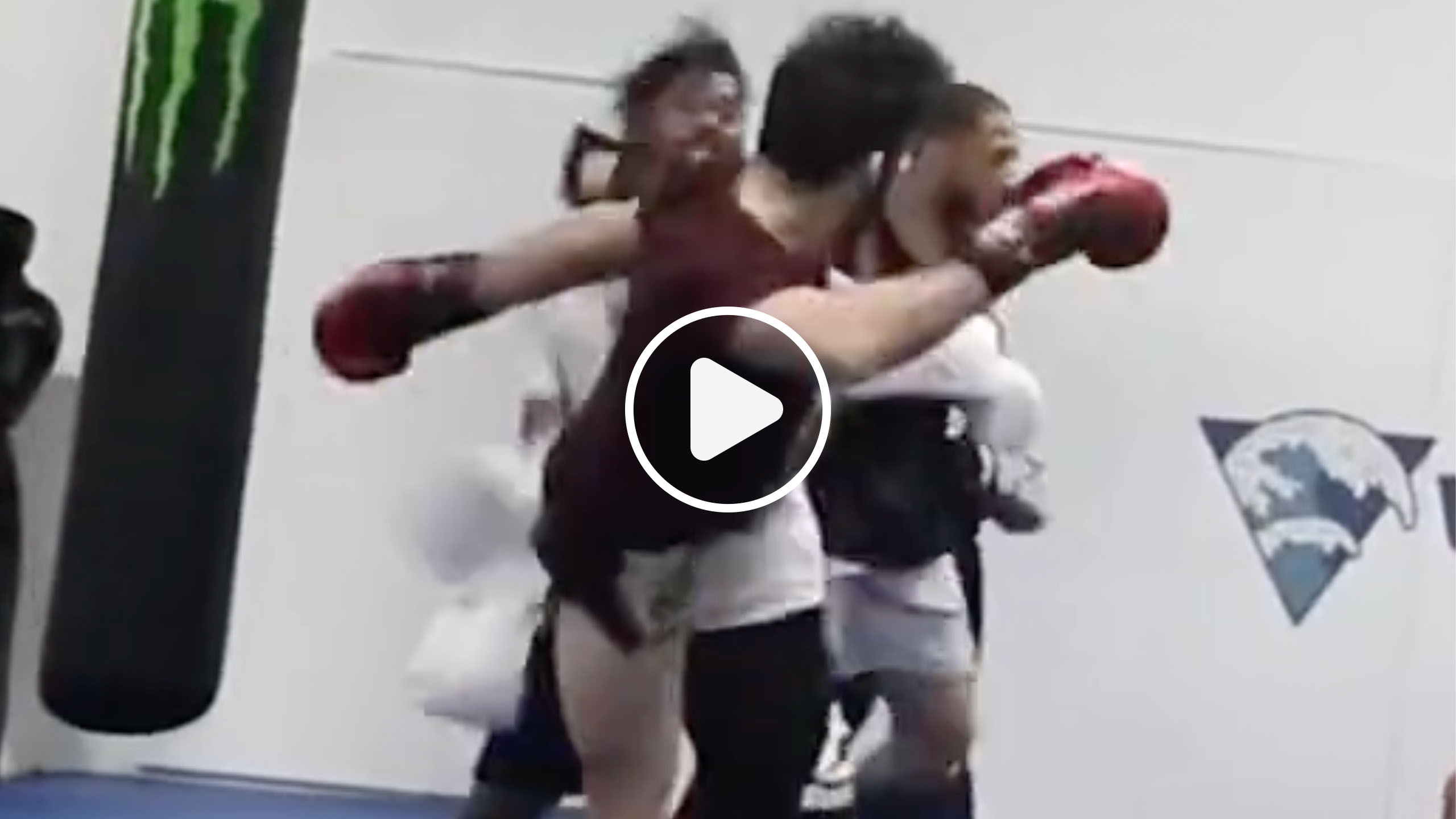 MMA - Un combattant se prend un high-kick et tombe complètement KO à l'entraînement