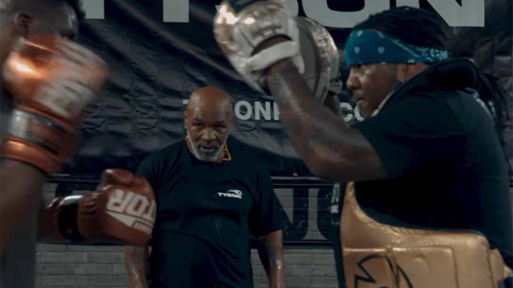 Francis Ngannou frappe très fort lors d'un training avec Mike Tyson