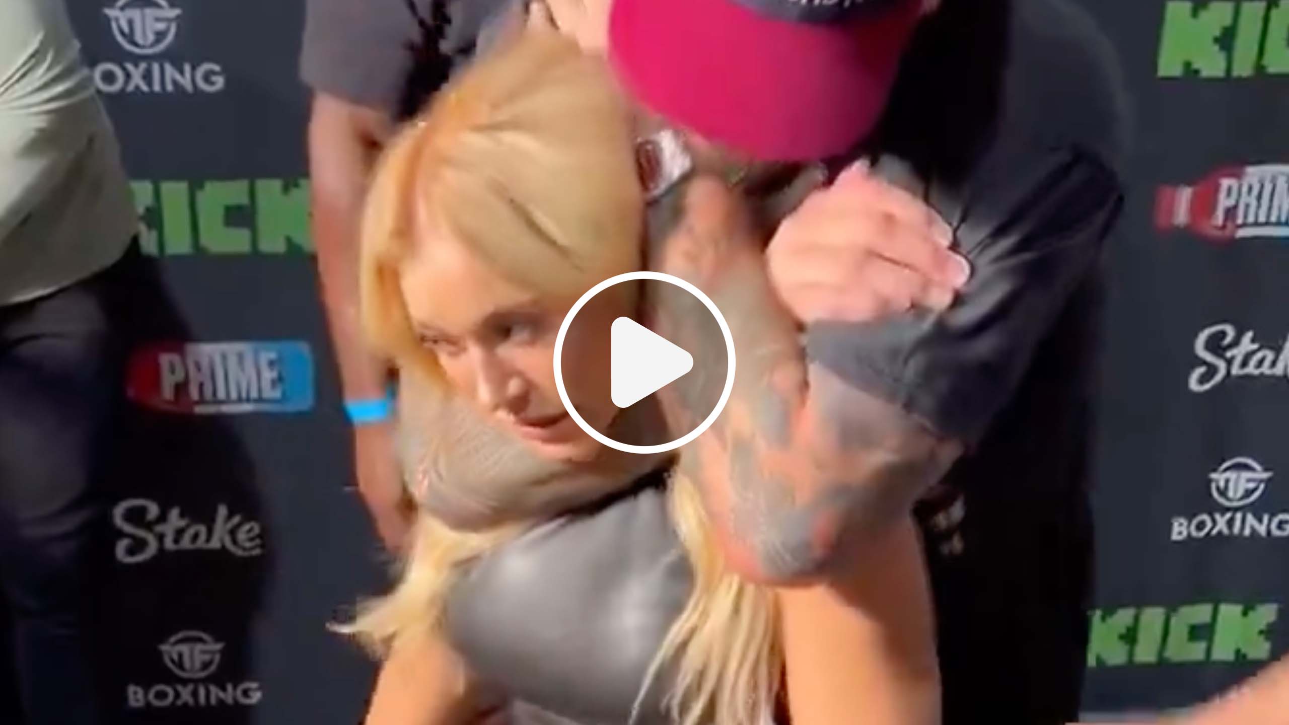 Le combattant de MMA Dillon Danis étouffe une mannequin avec un étranglement arrière