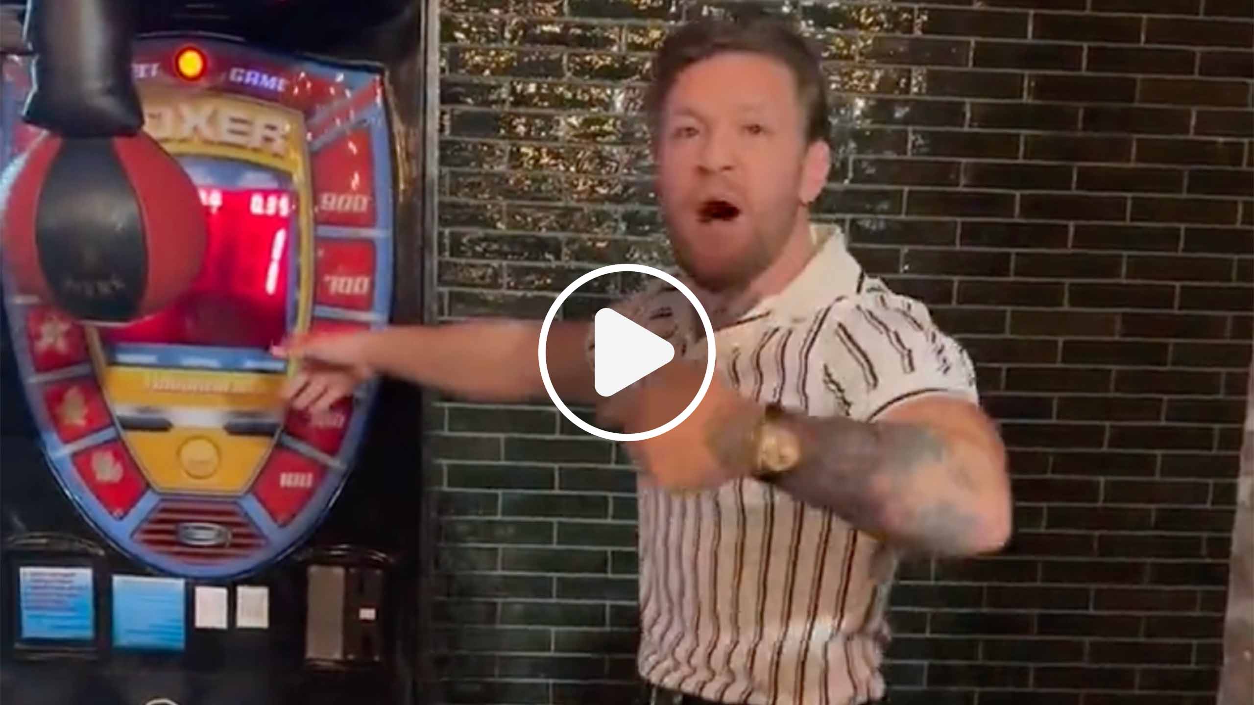 Conor McGregor fait un score ridicule sur la machine à coup de poing, il pète un câble