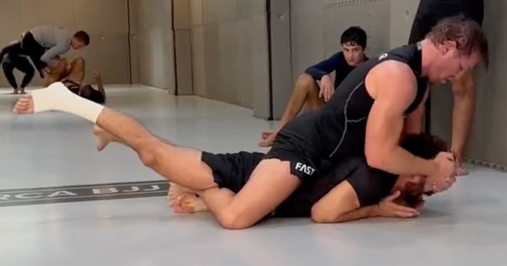 Conor McGregor soumet facilement son adversaire à l'entraînement