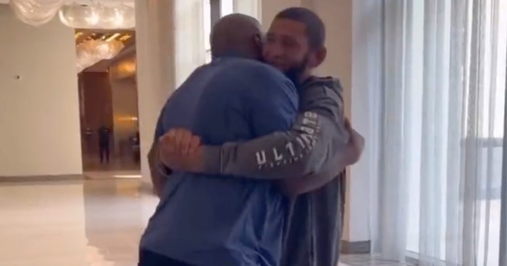 Khamzat Chimaev soulève Daniel Cormier très facilement, c'est impressionnant 