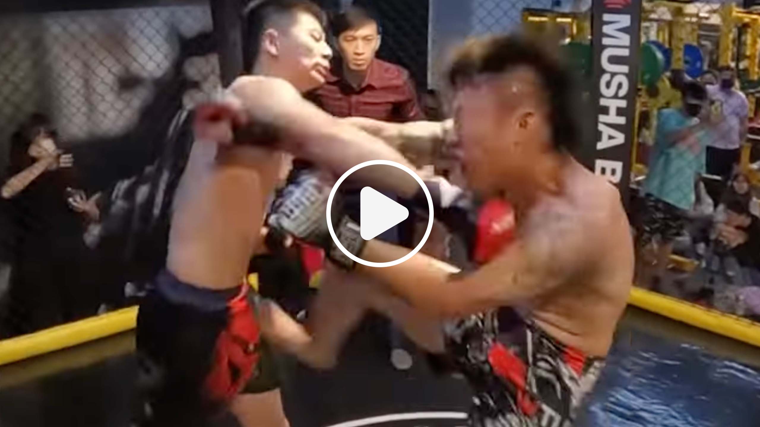 Un combattant de taekwondo affronte un combattant de MMA, il le dérouille