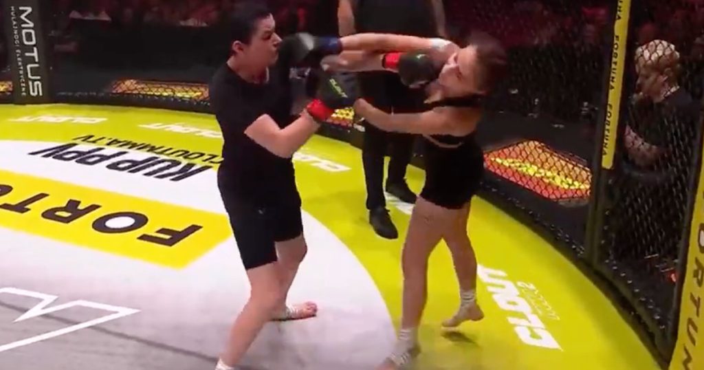 Une mère de 50 ans met KO l'ex-petite amie de son fils lors d'un événement de MMA en Pologne