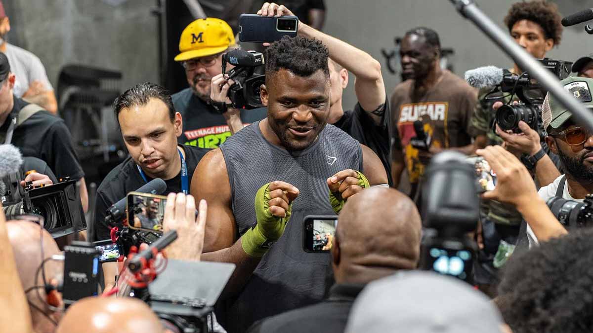 Francis Ngannou se questionne sur le combat Tyson Fury vs Oleksandr Usyk