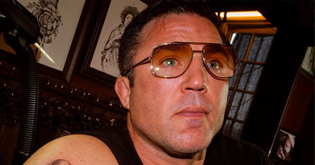 Chael Sonnen se tatoue une star de l'UFC sur le bras, découvrez qui