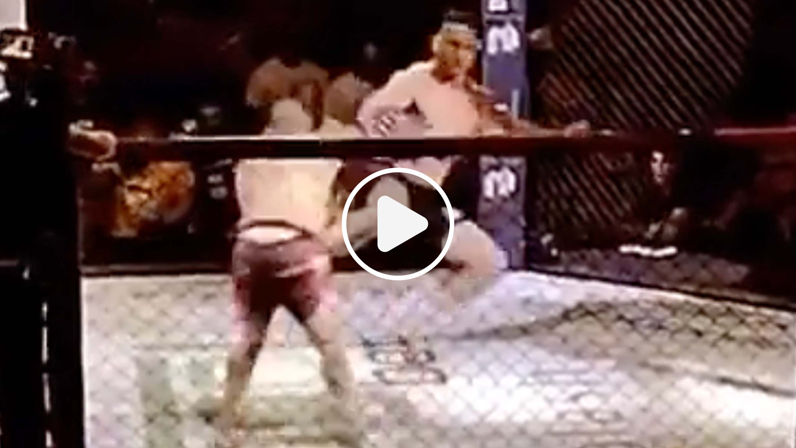 Un combattant de MMA tente d'imiter Jorge Masvidal avec un coup de genou, il se fait mettre KO
