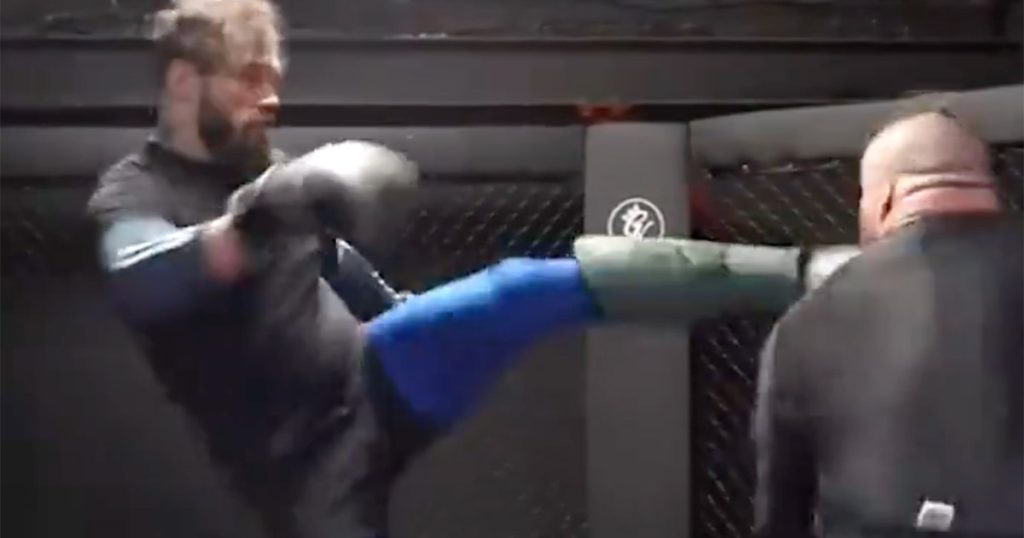 L'homme fort Eddie Hall se fait mettre KO avec un violent high-kick à l'entraînement
