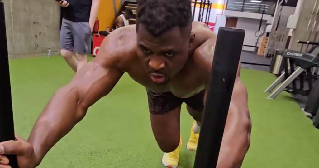 Francis Ngannou dévoile quelques images de sa préparation pour Anthony Joshua