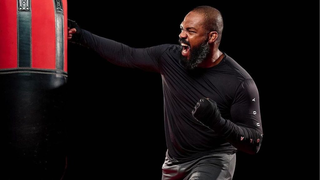 Jon Jones est peut-être un effrayant champion de l'UFC, mais les gens ne s'empêchent pas de le questionner sur son poids. Il aborde le sujet avec humour.