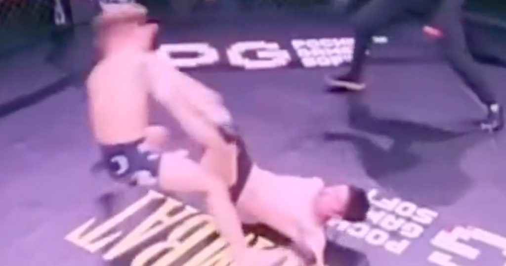 Un combattant de MMA met son adversaire KO avec deux kicks au sol, on dirait un film