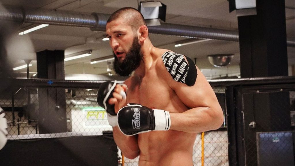 Khamzat Chimaev a partagé son avis sur le main event de l'UFC 297, et pour lui, Sean Strickland aurait dû rester champion. Il garde ses objectifs en tête, et défi Dricus du Plessis pour l'UFC 300.