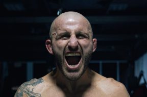 Alexander-Volkanovski-affiche-un-physique-incroyable