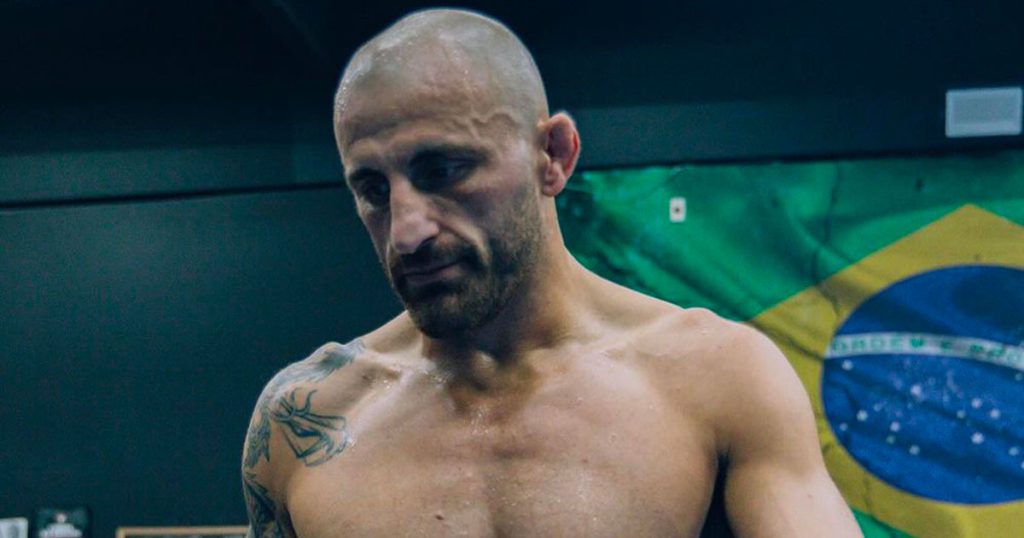 Alexander Volkanovski réagit après sa défaite contre Ilia Topuria à l'UFC 298
