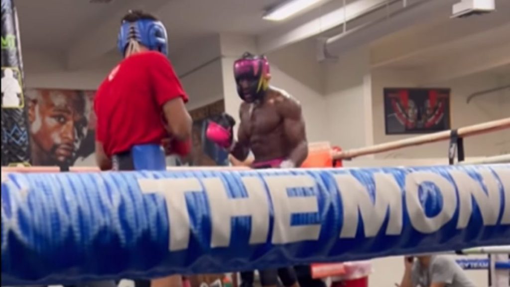 Bakary Samaké se prépare sérieusement en vue de son prochain combat le 22 février face à Ahmed El Mousaoui. Le prodige Français s'entraîne dans la salle de Floyd Mayweather et le niveau est renversant. 