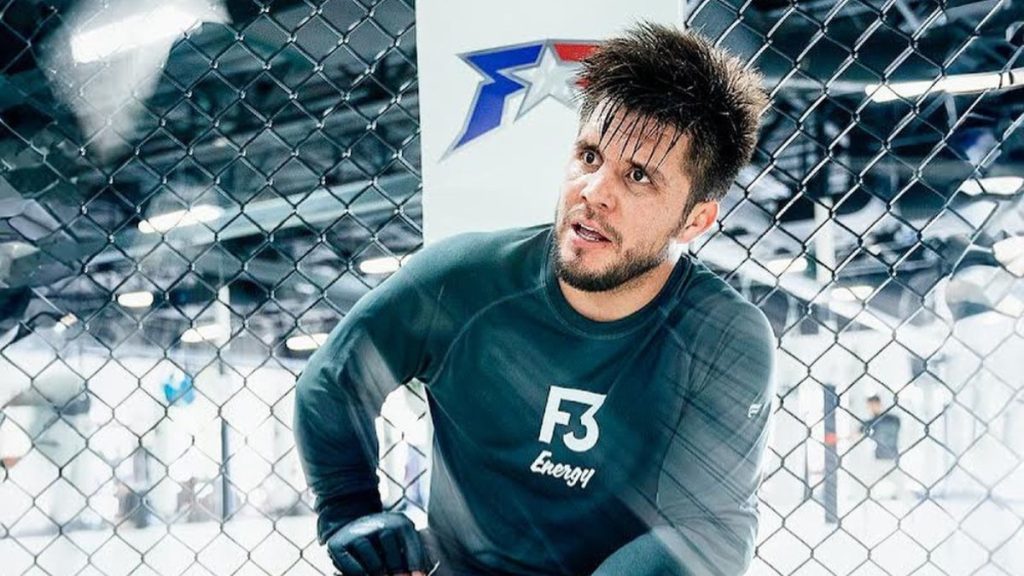 L'ancien double champion de l'UFC, Henry Cejudo, effectuera son retour dans l'octogone lors de l'UFC 298, affrontant Merab Dvalishvili, le numéro 2 des bantamweights. Il a annoncé que son coach de longue date, Eric Albarracin, ne sera pas de la partie.