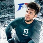 L'ancien double champion de l'UFC, Henry Cejudo, effectuera son retour dans l'octogone lors de l'UFC 298, affrontant Merab Dvalishvili, le numéro 2 des bantamweights. Il a annoncé que son coach de longue date, Eric Albarracin, ne sera pas de la partie.